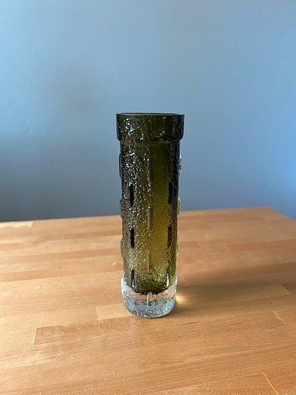 Riihimäen Lasi ( Tamara Aladin ) oliviinvihreä maljakko ( 18 cm )
