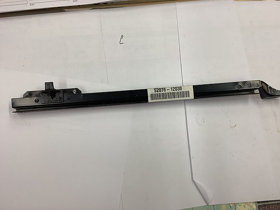 52076-12030 takapuskurin pidike,vaspuoli Toyota Corolla