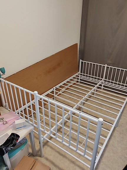 Sänky metallirungolla ja patjalla / Bed with metal frame and mattress