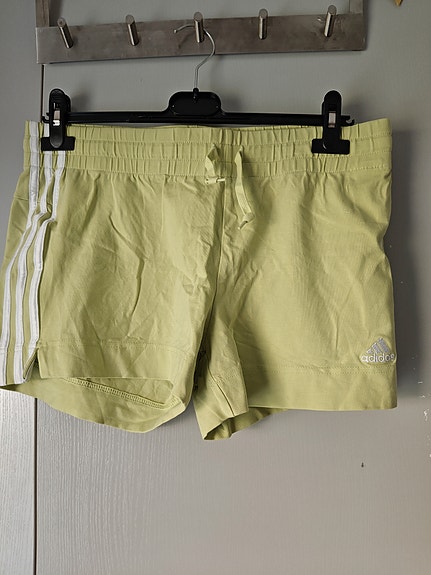 Adidas naisten shortsit, koko M