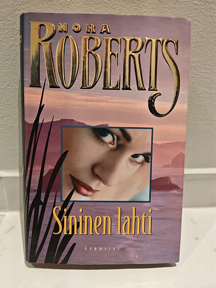 Kovakantinen kirja Nora Roberts Sininen lahti