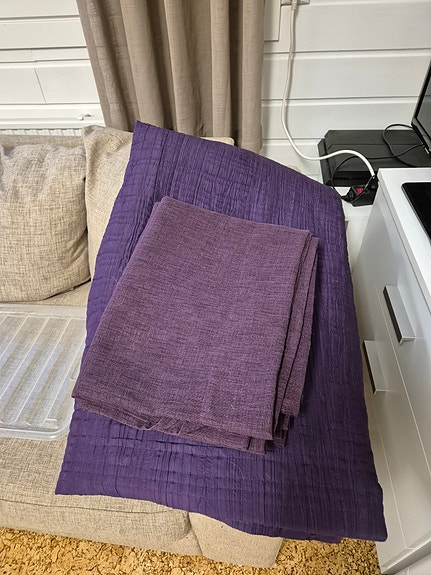 Violetit verhot ja päiväpeitto (Luhta)