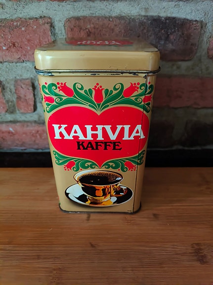 Vanha peltipurkki kahvia
