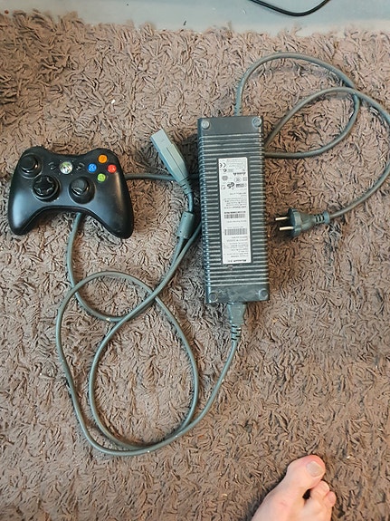 Xbox 360 langaton ohjain + virtapiuha (kaupan päälle)