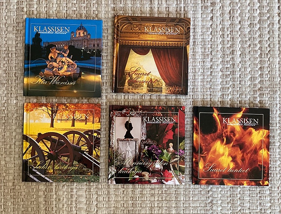 Klassisen Musiikin Helmet cd-levyt / kirjat