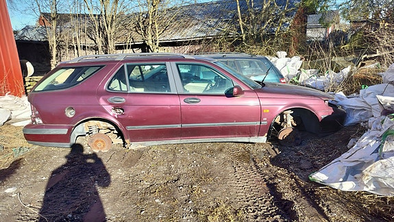 Myydään Saab 9-5 osina