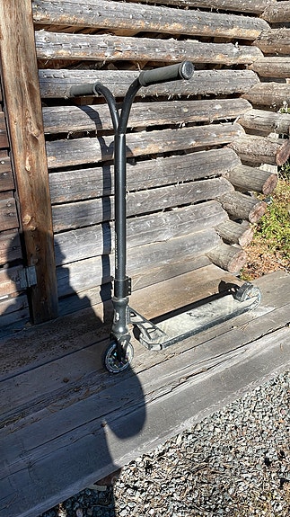 Tarpeettomana potkulauta. Muutaman kerran käytetty. Uutena hinta 150e