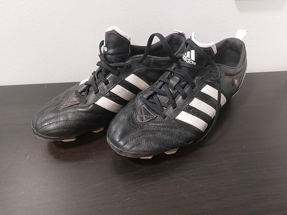 Adidas jalkapallokengät (koko 42)