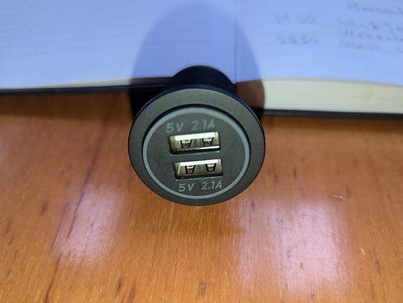 12v USB laturi 2x2.1A