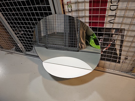 Peili hyllyllä