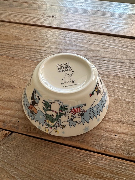 Muumi kulho kuusen alla
