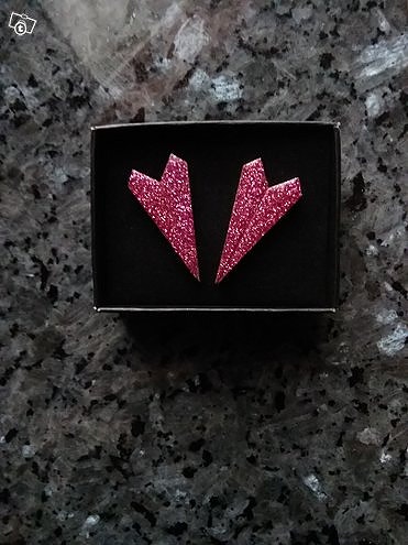 Kotimaiset glitter korvakorut