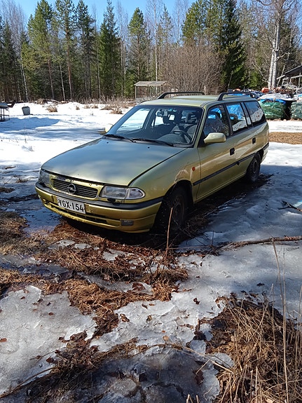Myydään osia kuvan Opel Astra autosta