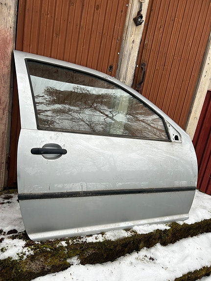 Volkswagen golf mk4 hatchback oikeanpuolen etuovi