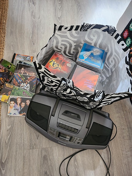CD/kasetti soitin ja cd levyjä