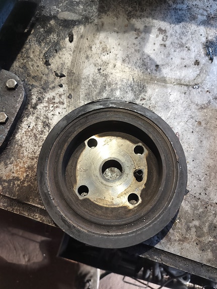 Volvo V70 II 2.4 D5 2002, hihnapyörä (kampiakseli)