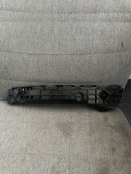Toyota Yaris 2015 oikeanpuolen takapuskurin kiinnike