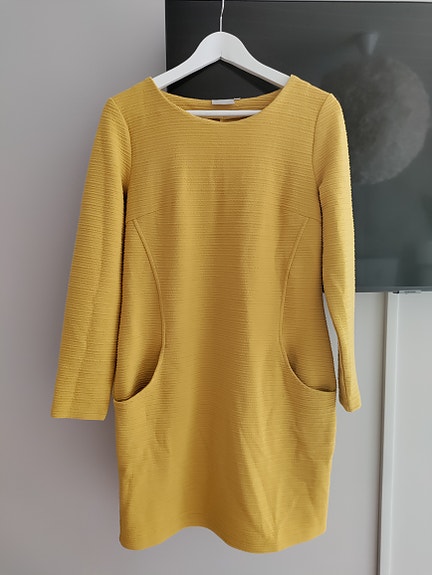 Keltainen mekko, S