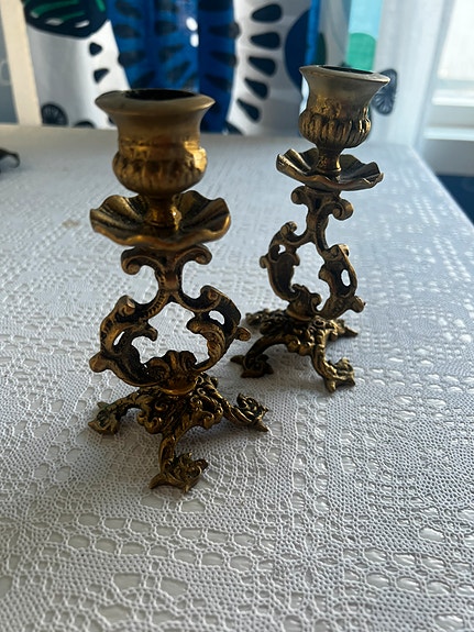 Messinkiset (?) kynttilänjalat