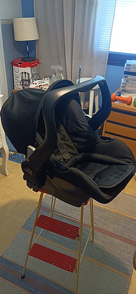 Turvaistuin ja telakka
