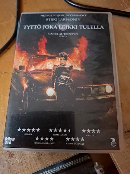 Tyttö joka leikki tulella