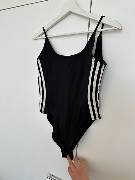 Adidas musta body