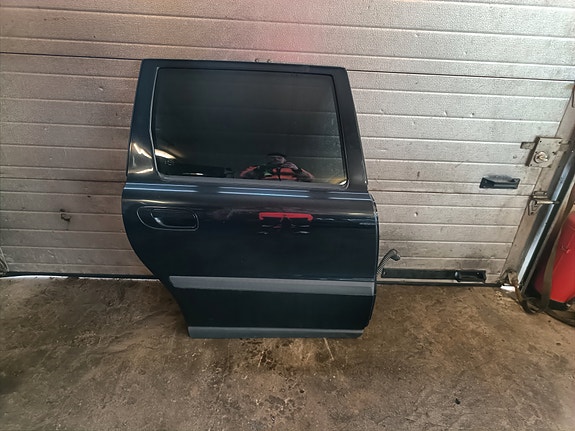 Volvo V70 MK2 oikea takaovi