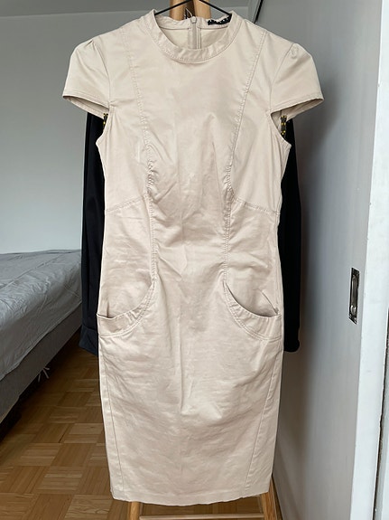 Satiinipintainen Sisley kotelomekko XS