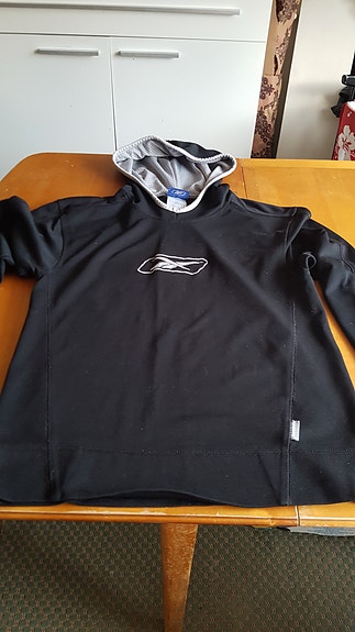 Musta REEBOK huppari.