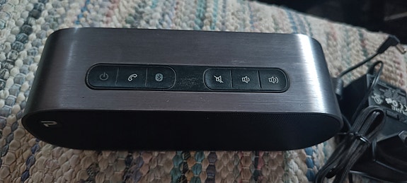 Pieni bluetooth kaiutin, todella vähän käytetty. Akku kestää kauan.