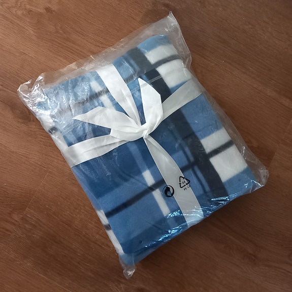 Sini-valkoruudullinen fleece-huopa