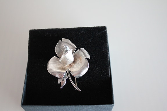 Kukka rintakoru, rintaneula, hopea, vintage,1964, Helsinki