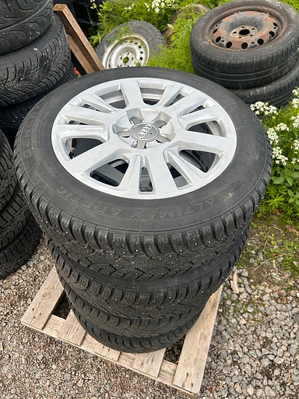 Audi 16” aluvanteet huonoilla nastarenkailla