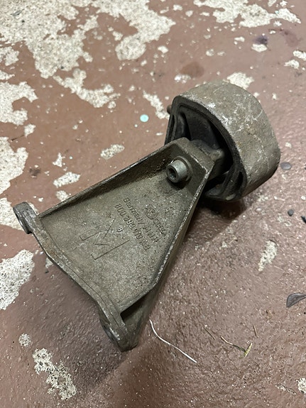 Audi A4 B5 vaihdelaatikon tuki