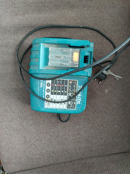 Makita laturi