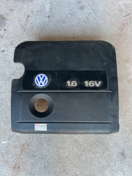 Volkswagen golf mk4 1.6 bensan moottorin päällismuovi
