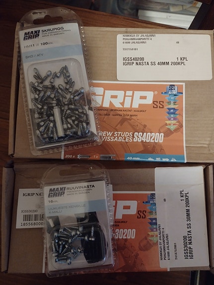 Ruuvattavia nastoja atv, traktori trukki yms  11mm, 30mm ja 40mm