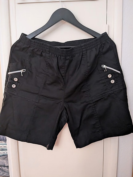 Mustat shortsit