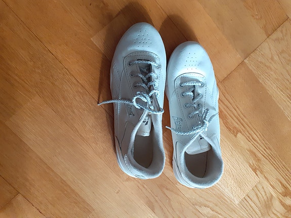 Käyttämättömöt vapaa- ajankengät.