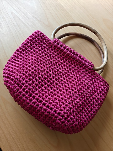 Virkattu pirteän pinkki käsilaukku