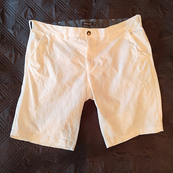Valkoiset shortsit