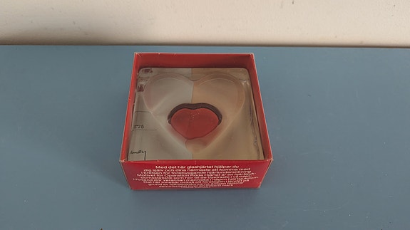 Riihimäen Lasi Punainen Sydän Paperipaino (1975, Alkuperäisessä Paketissa)