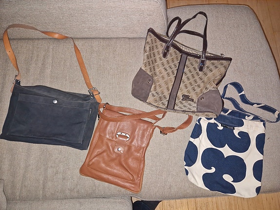 Naisten laukut: 2 x Marimekko, Guess ja nahkalaukku (4kpl)