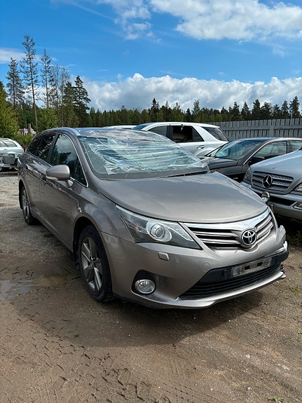 Myydään osina Toyota Avensis 1.8 vvt-i vm.2015