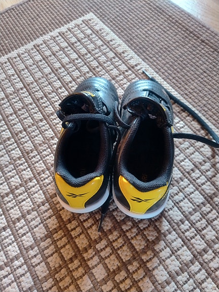 Reebok jalkapallokengät