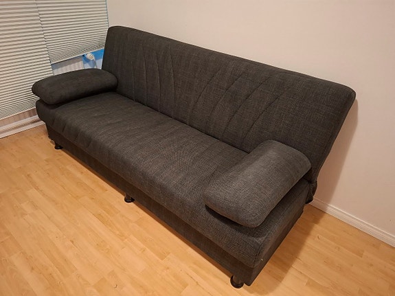 Hyvä vuodesohva, jossa tavaralaatikko