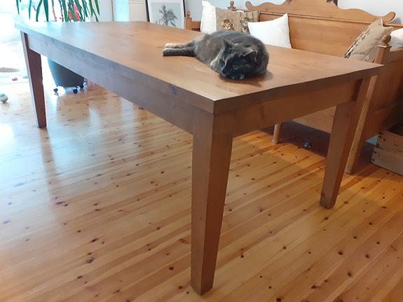 Puusepän tekemä ruokapöytä