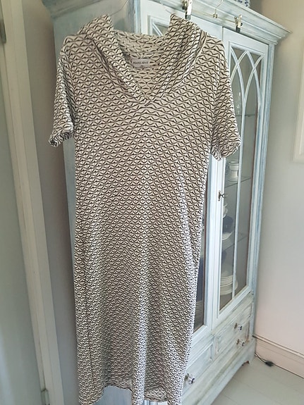 Hupullinen tyylikäs stretch- mekko