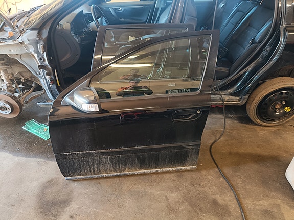 Volvo V70 MK2 vasen etuovi