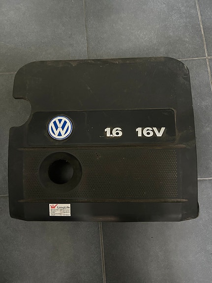 Volkswagen Golf mk4 moottorinpäällismuovi